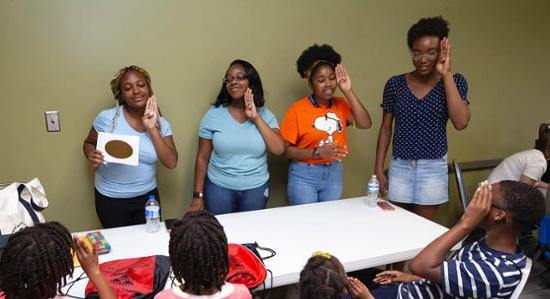 bet365亚洲官网 students teach American Sign Language at Summer Feeding and Reading program.